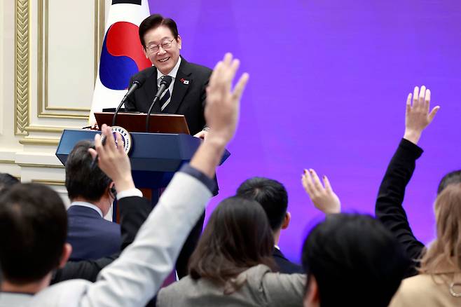 이재명 대통령이 3일 청와대 영빈관에서 가진 외신 기자회견에서 질문을 받고 있다./뉴시스