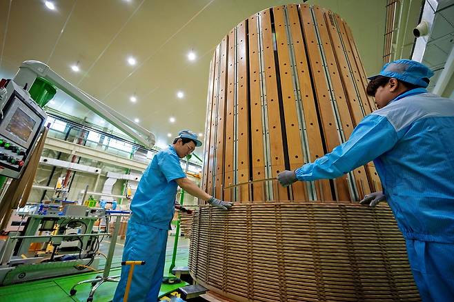 LS일렉트릭 부산 생산공장에서 초고압 변압기 권선 작업이 이뤄지고 있다. /LS일렉트릭 제공