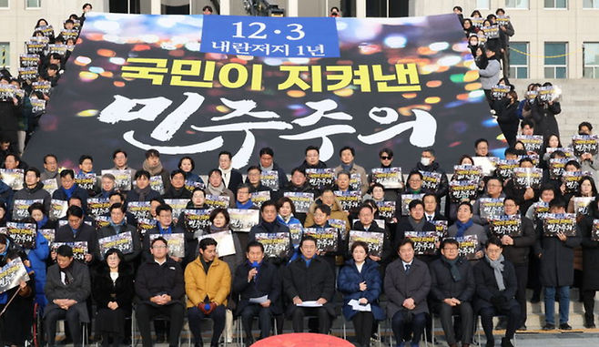 정청래 더불어민주당 대표가 3일 국회본청 계단에서 열린 12·3 내란 저지 1년 현장 최고위원회의에서 발언을 하고 있다. ⓒ뉴시스