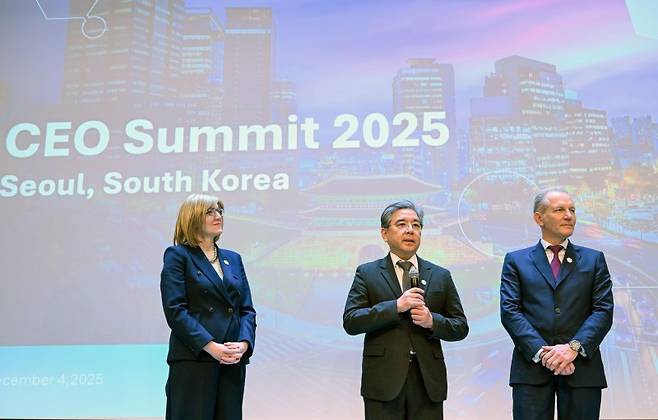 이바나 제멜코바 수소위원회 CEO(왼쪽부터), 장재훈 현대차그룹 부회장, 프랑수아 자코브 에어리퀴드그룹 회장이 4일 경기 고양시 킨텍스 제2전시장에서 열린 월드 하이드로젠 엑스포 2025 수소위원회 CEO 서밋에서 기자들 질문에 답하고 있다. 현대차그룹 제공