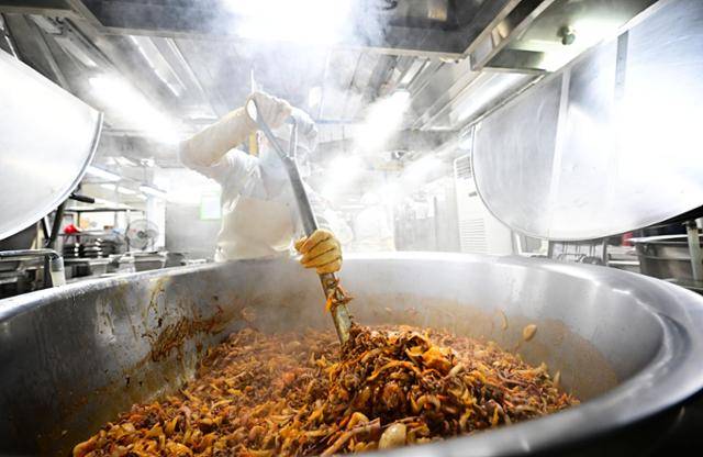 지난해 10월 대구의 한 고등학교에서 중화비빔밥 소스를 조리하는 조리실무사 주변에 뿌연 연기가 가득 차 있다. 기름을 사용해 튀김, 볶음 요리를 할 때 나오는 조리흄(매연)은 급식노동자들에게 폐암을 유발하는 주범으로 꼽힌다. 대구=최주연 기자