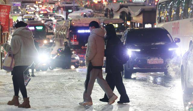 서울·인천·경기·강원 등 4개 시도에 대설특보가 발효된 4일 서울 마포구 홍대 인근에서 퇴근길 차량들이 눈길에 큰 정체를 빚고 있다. 연합뉴스