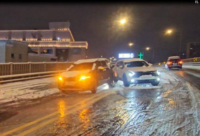 4일 서울 강남구 압구정역 인근 동호대교 고가도로에 차량이 빙판길에 멈춰 서 있다. 연합뉴스