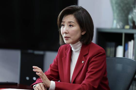 나경원 국민의힘 의원이 2일 오전 국회 의원회관 사무실에서 중앙일보와 인터뷰하고 있다. 임현동 기자.