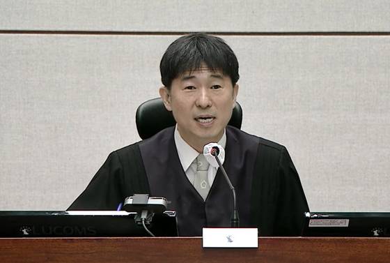 지귀연 서울중앙지법 부장판사가 지난 10월 서울중앙지법에서 열린 윤석열 전 대통령의 내란 우두머리·직권남용 권리행사 방해 혐의 사건 속행 공판에서 발언하고 있다. 서울중앙지법 제공