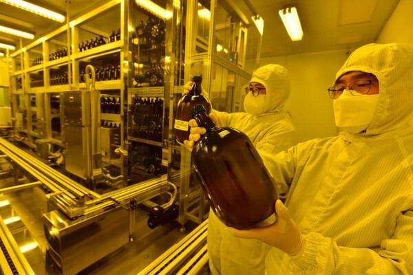 동진쎄미켐 직원이 KrF용 포토레지스트 출하를 앞두고 최종적으로 살펴보고 있다. /동진쎄미켐 제공