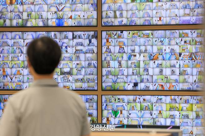 제21대 대통령 선거를 이틀 앞둔 6월1일 경기도 과천시 중앙선거관리위원회 우편투표함 보관장소 폐쇄회로(CC)TV 통합관제센터에서 사전투표함이 모니터링되고 있다. 이준헌 기자