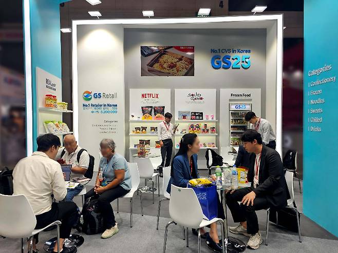 GS25가 태국 'THAIFEX 2025'에 참가해 동남아시아, 유럽, 남미 등 9개국 파트너사와 연내 신규 수출 계약을 협의했다. GS리테일 제공