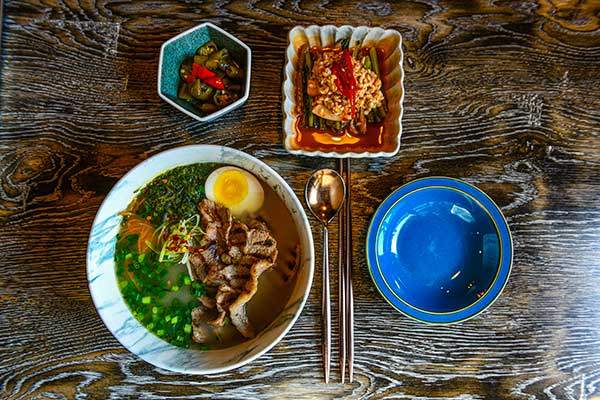 모던돔베 제주고기국수 상차림.