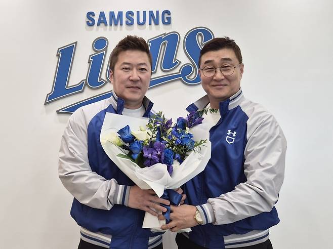 최형우(왼쪽)와 이종열 삼성 단장. /사진=삼성 라이온즈 제공