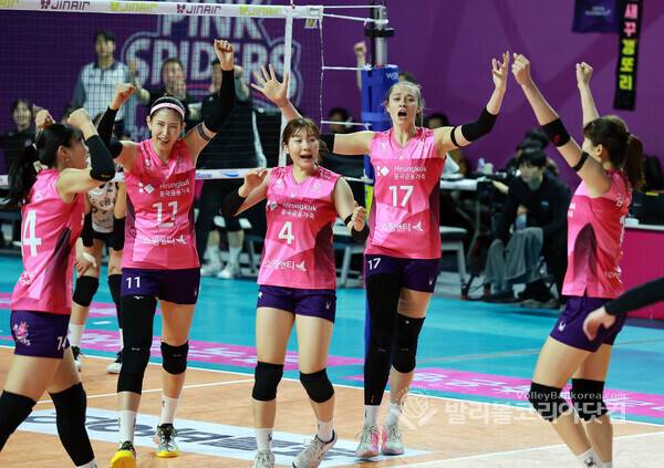 3일 흥국생명과 한국도로공사 경기 5세트에서 김수지-서채현-레베카가 공격을 성공시키고 기뻐하는 모습.2025.12.3.