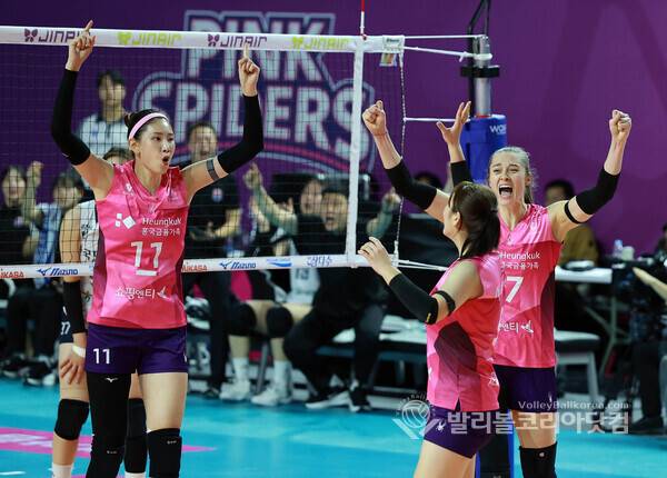 3일 흥국생명과 한국도로공사 경기 5세트에서 김수지-서채현-레베카가 공격을 성공시키고 기뻐하는 모습.2025.12.3.