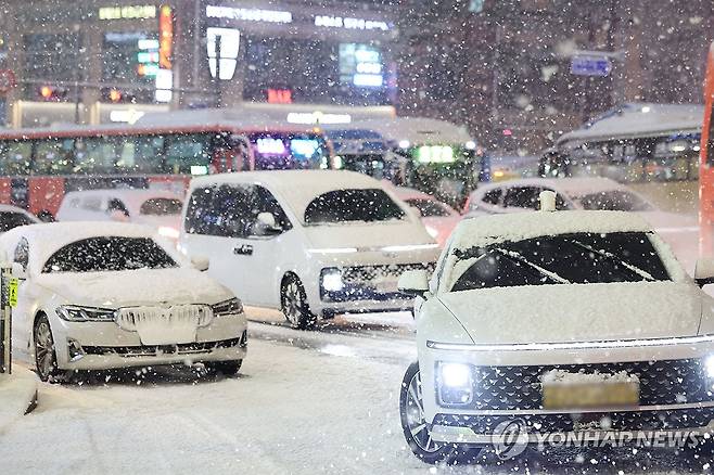 수도권·강원 등 대설 특보 발표 (서울=연합뉴스) 이진욱 기자 = 서울·인천·경기·강원 등 4개 시도에 대설특보가 발효된 4일 서울 마포구 홍대 인근에서 제설작업이 완료되지 못한 곳을 지나는 차량이 힘겹게 언덕길을 오르고 있다. 2025.12.4 cityboy@yna.co.kr