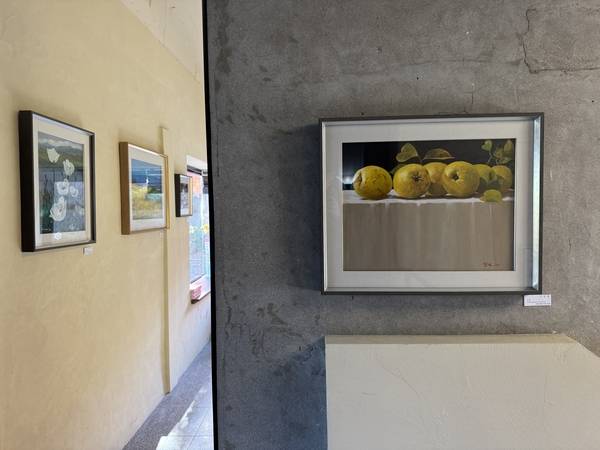 21일까지 창원 가로수길 갤러리 오티움에서 열리는 진해 그림 모임 오일꽃 세 번째 〈꿈을 그리다〉 전시 모습. /이서후 기자