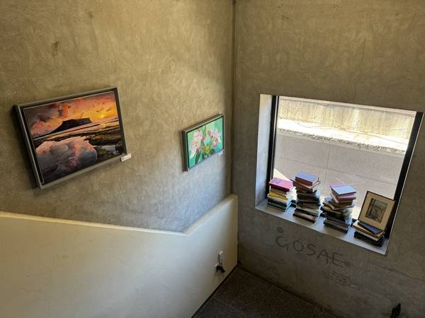 21일까지 창원 가로수길 갤러리 오티움에서 열리는 진해 그림 모임 오일꽃 세 번째 〈꿈을 그리다〉 전시 모습. /이서후 기자