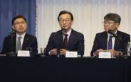 에이치라인해운·SK해운 본사 부산 이전 발표회가 5일 오후 부산 중구 코모도호텔에서 열렸다. 기자들의 질문에 답하고 있는 서명득 에이치라인해운 사장(왼쪽), 전재수 해양수산부 장관(가운데), 김성익 SK해운 사장. 정대현 기자 jhyun@
