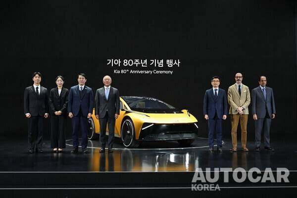 (왼쪽부터) 기아 홍철민 매니저, 기아 김가민 엔지니어, 이학영 국회부의장, 현대자동차그룹 정의선 회장, 기아 송호성 사장, 기아 글로벌 디자인 담당 카림 하비브(Karim Habib) 부사장, 기아 카타르 대리점 회장 압둘아지즈 모하메드 알 아띠아(Abdulaziz Mohamed Al-Attiyah)가 기념 촬영을 하는 모습