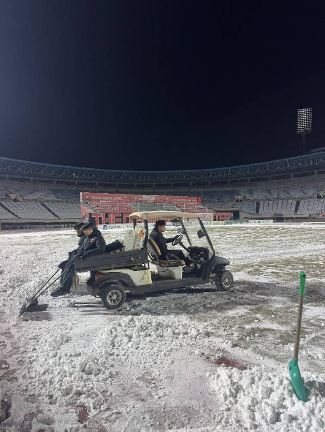 부천FC 직원들이 제설 작업을 하고 있다. 사진=부천FC