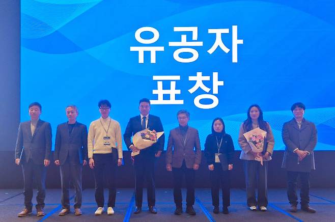 최민석 스틸싸이클 부회장(좌측에서 4번째)이 ‘2025년 사업장폐기물 관리 담당자 역량강화 워크숍’에서 기후에너지환경부장관상을 수상했다.(사진=고려아연 제공)