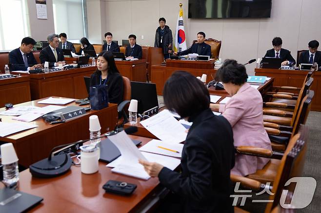 김용민 국회 법제사법위원회 법안심사제1소위원장이 5일 서울 여의도 국회에서 열린 제429회 국회(정기회) 법제사법위원회 제9차 법안심사제1소위원회에서 의사봉을 두드리고 있다. 2025.12.5/뉴스1 ⓒ News1 유승관 기자