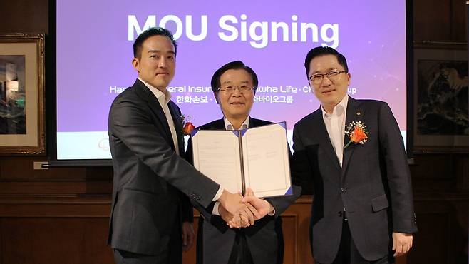 (서울=뉴스1) 문대현 기자 = 차바이오그룹은 4일(현지시간) 미국 LA 할리우드 차병원에서 한화손해보험, 한화생명과 바이오, AI·데이터 기반 디지털 헬스케어, 금융 분야 협력을 위한 전략적 양해각서(MOU)를 체결했다. (차바이오그룹 제공)