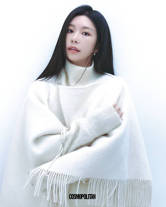 울 판초 1백9만원 Toteme. 터틀넥, 팬츠, 귀고리, 슈즈 스타일리스트 소장품.
