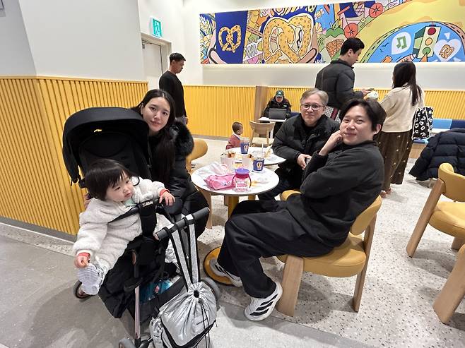 스타필드 빌리지 운정에 '오픈런'해 즐거운 시간을 보내고 있는 박은진(왼쪽 두번째) 씨 가족. 친정아버지까지 3대가 함께 현장을 찾은 박 씨는 "작지만 알차고 매장 구성도 좋다. 앞으로 자주 찾게 될 것 같다"면서 밝게 웃었다. 서지영 기자