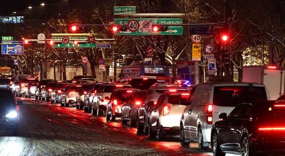 올겨울 많은 양의 첫눈이 내린 4일 서울 종로구 경복궁역 인근에서 차량이 빙판길에 정체를 빚어졌다. 연합뉴스