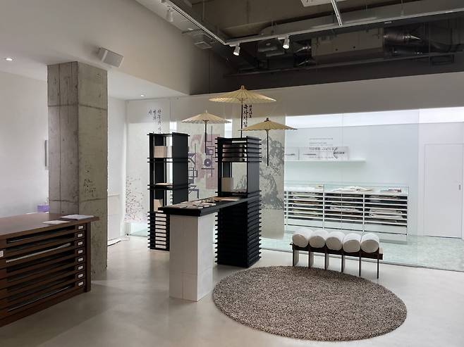 ‘적층(積層): 그날의 말꽃(Layers: The Blossoms of That Day’s Words)’ 전시장 전경. 전시는 서울 북촌 한지가헌에서 오는 16일까지. 한국공예·디자인문화진흥원 제공