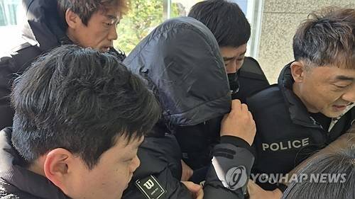 환경미화원 상대 갑질 의혹을 받는 강원 양양군 소속 7급 운전직 공무원 A씨가 5일 춘천지법 속초지원에서 열린 구속 전 피의자 심문(영장실질심사)을 마치고 나오고 있다. 연합뉴스