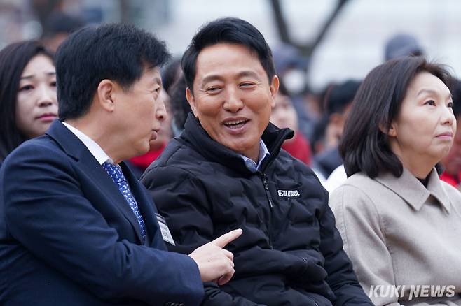 오세훈 서울시장이 지난달 24일 서울 도봉구 방학사계광장 여름마당에서 열린 ‘우이신설 연장선 도시철도 건설공사 기공식’에 참석하며 관계자들과 인사를 나누고 있다. 유희태 기자