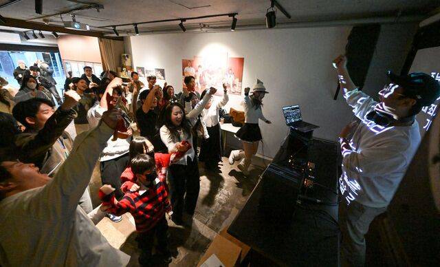 ‘아침 커피 찬양 커뮤니티’ 참가자들이 4일 서울 서대문구 연세대 앞 언더독 카페에서 ‘오찬추’ 운영자의 디제잉에 맞춰 찬양을 부르고 있다. 신석현 포토그래퍼