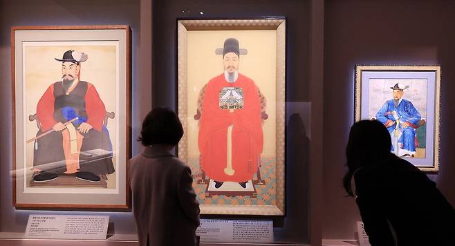 서울 용산구 국립중앙박물관 특별전시실에서 열린 '우리들의 이순신' 언론 공개회에서 참석자들이 전시 작품들을 감상하고 있다. 다양한 이순신 장군의 초상이 전시돼 있다. 뉴스1