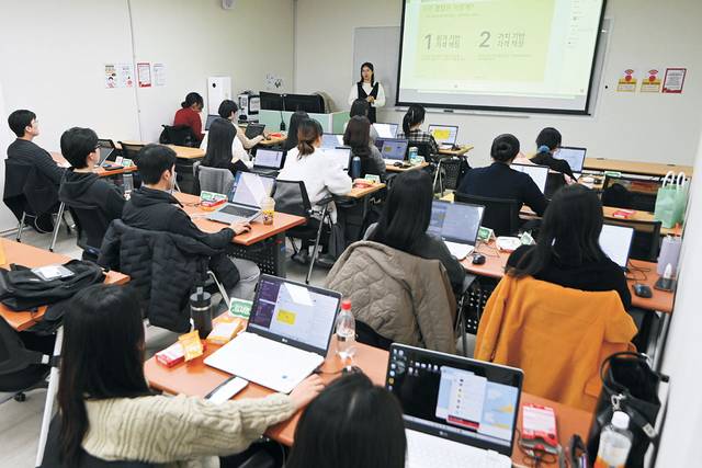 박혜영 씨가 일반인들을 대상으로 한 PM 강의를 하고 있다.