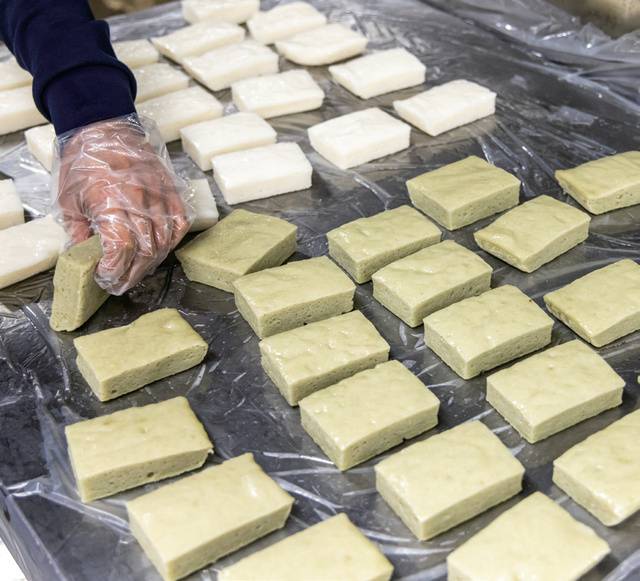 백미 술떡과 모시 술떡 2종을 생산하고 있다.