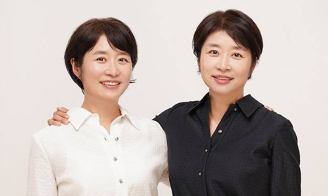 ‘집에가고싶다’를 함께 집필한 이동애 기자(왼쪽)·이동희 PD. 저자들은 “‘집에 가고 싶다’는 말은 나약해 보이는 듯하지만 일에 얽매이지 않는 자유를 꿈꾸는 외침이자, 자유를 지키기 위한 은밀한 저항”이라고 말한다. 말하는나무 제공