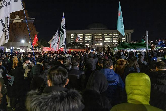 2024년 12월4일 새벽, 시민들이 서울 여의도 국회의사당 앞에 모여 비상계엄 해제와 윤석열 탄핵을 촉구하고 있다. ⓒ시사IN 조남진