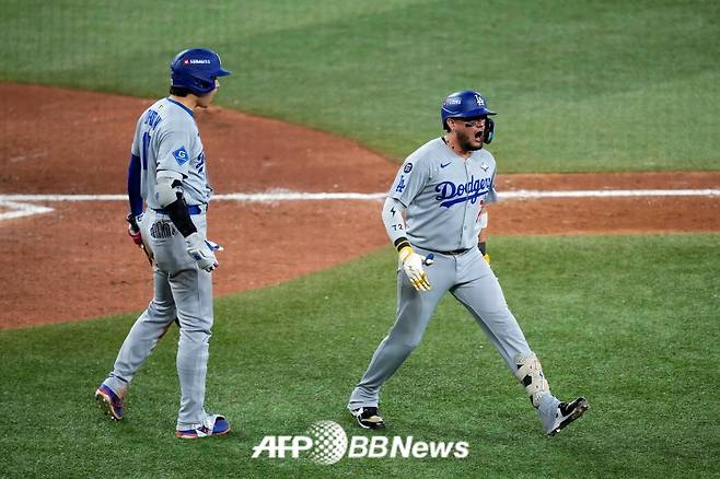 LA 다저스 내야수 미겔 로하스(오른쪽). /AFPBBNews=뉴스1