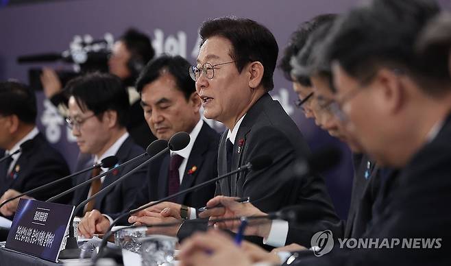 이재명 대통령, 충남 타운홀미팅 발언 (천안=연합뉴스) 김도훈 기자 = 이재명 대통령이 5일 충남 천안시 한국기술교육대학교에서 열린 '충남의 마음을 듣다' 타운홀미팅 간담회에서 발언하고 있다. 2025.12.5 superdoo82@yna.co.kr