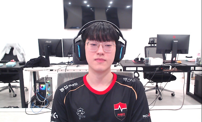 화상 인터뷰 중인 농심 '스카웃' 이예찬.