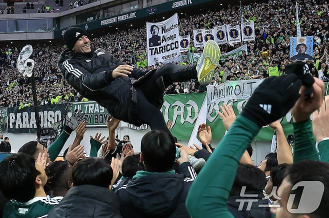 6일 오후 서울 마포구 월드컵로 서울월드컵경기장에서 열린 광주FC와 전북현대의 2025 하나은행 코리아컵 결승전에서 2대1로 승리해 우승을 차지한 전북현대 선수들이 타노스 코치를 헹가래 치고 있다. 2025.12.6/뉴스1 ⓒ News1 박정호 기자