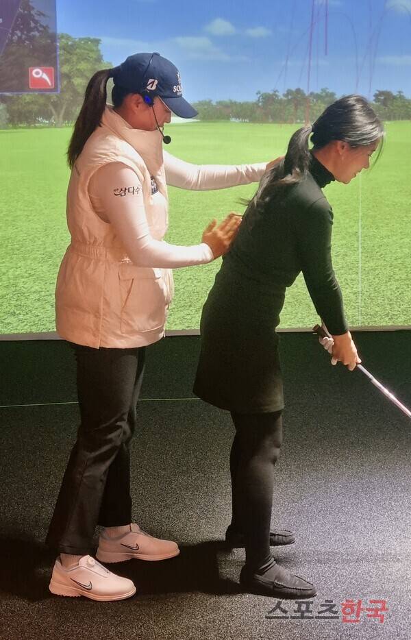 팬의 자세를 직접 교정해주고 있는 고진영. ⓒ스포츠한국 김성수 기자