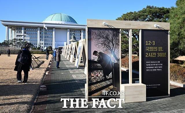 '12.3 비상계엄 해제 1주년 기념 사진전'이 지난 3일 서울 여의도 국회에서 열린 가운데, 시민들이 사진을 관람하는 모습. /박헌우 기자