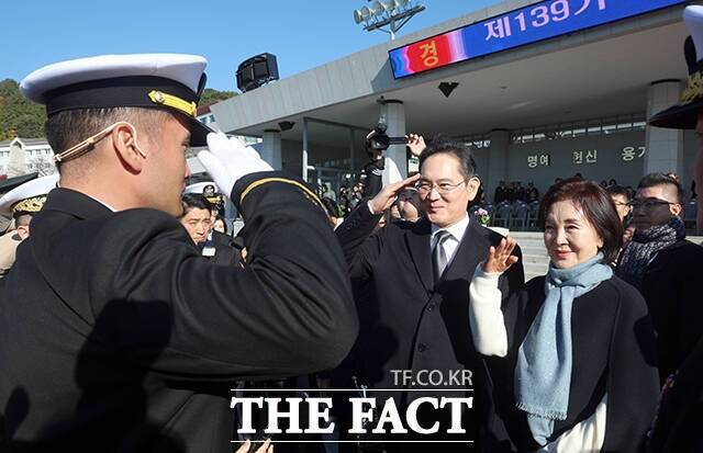 이재용 삼성전자 회장과 홍라희 삼성미술관 리움 명예관장이 지난달 28일 경남 창원 진해구 해군사관학교에서 열린 제139기 해군 사관후보생 임관식에 참석해 아들 이지호 소위로부터 경례를 받고 있다. /임영무 기자