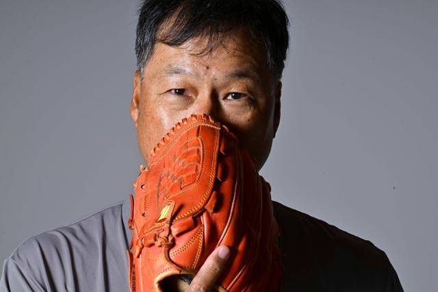 한화의 레전드 '대성불패' 구대성이 최근 서울 중구 한국일보 사옥에서 글러브를 낀 채 포즈를 취하고 있다. 강예진 기자