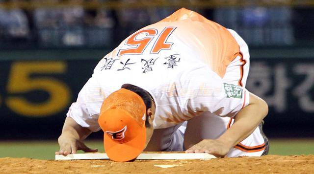 구대성이 2010년 9월 3일 대전 한밭 야구장에서 열린 자신의 은퇴식 도중 마운드에 키스를 하고 있다. 대전=연합뉴스