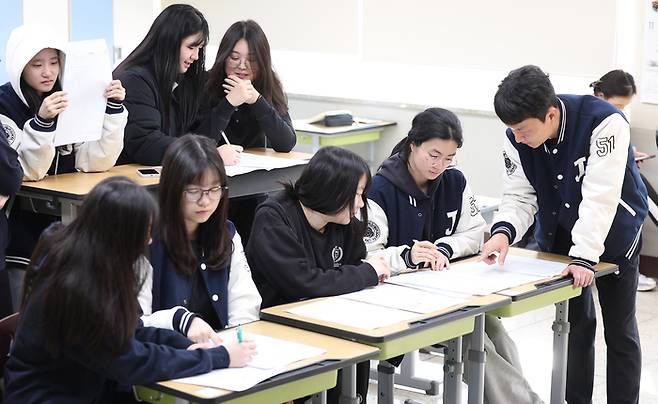 2026학년도 대학수학능력시험(수능) 다음날인 14일 가채점을 하고 있는 학생들