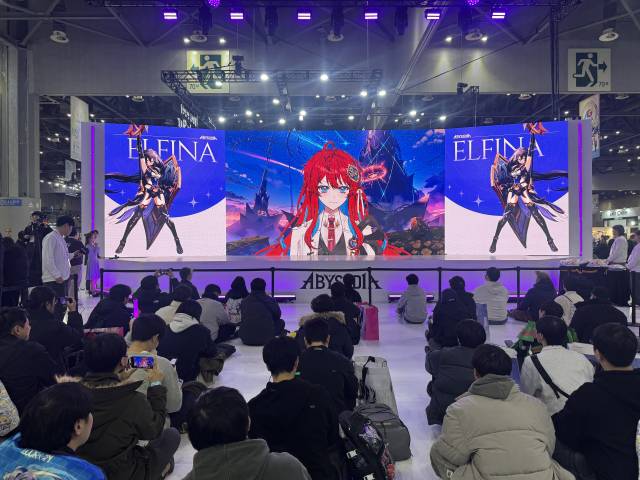 5일 경기 고양시 킨텍스에서 열린 AGF 2025 관람객들이 어비스디아 버튜버 방송을 보고 있다. 사진제공=NHN