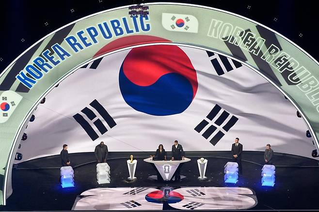 전 NFL 스타 톰 브래디와 NBA 영웅 샤킬 오닐, MLB 레전드 애런 저지 등 미국 프로스포츠 특급스타들이 참여한 가운데 6일(한국시간) 미국 워싱턴 케네디센터에서 진행된 2026북중미월드컵 조추첨식에서 태극기가 행사장 스크린에 나오고 있다. 워싱턴|AP뉴시스