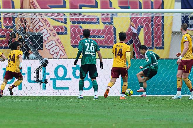 전북 이동준이 6일 서울월드컵경기장서 열린 광주와 코리아컵 파이널에서 전반 추가시간 선제골을 터트리고 있다. 상암|뉴시스
